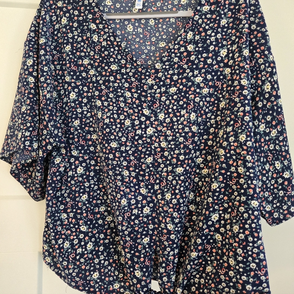 Womans Vishow Navy Floral V-Neck Women's Top XXL